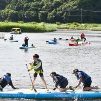 水上スポーツ親子ら歓声　カヌー、ＳＵＰの体験会　香取