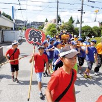 練り歩く子ども神輿（実行委提供）

