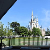 爽風、散水“涼”随所に　夏のディズニー暑さどうしのぐ？　夕方入園キャンペーン記者が体験　冷凍スイーツ、日傘はキャストも