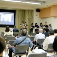 平日にもかかわらず、会場には多くの人が集まり、高校生らの朗読に耳を傾けた
