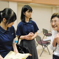 朗読劇の会場には被団協事務局次長の児玉三智子さん（右）も訪れ、部員に感想を伝えた＝６日、千葉市中央区の県庁