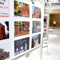 市川市中央図書館公共ロビーでの「赤レンガをいかす会」主催の展示会＝市川市
