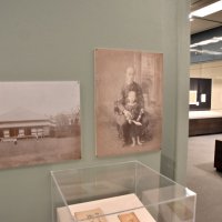 徳川慶喜が撮影した戸定邸の写真（左）。明治期の慶喜は写真に熱中し、昭武と撮影を楽しんでいたという。右は徳川昭武・武定親子＝松戸市立博物館