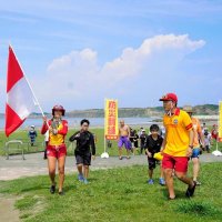津波フラッグで避難誘導　銚子、海水浴客ら１００人訓練