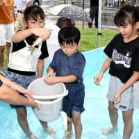 アユつかみや野菜詰め盛況　山の駅喜楽里５周年祝う　大多喜