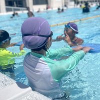 インストラクターが泳ぎ方を子どもたちに指導（ワールドパーク提供）