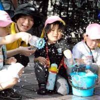 打ち水で環境考えて　そごう千葉店前　近隣住民や園児ら参加　地表温度８度低下