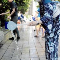 浴衣姿で打ち水をするそごう千葉店従業員の姿も＝２０日午後４時半ごろ、千葉市中央区新町
