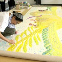 展示会場でライブペインティングを行うこうのさん＝３日、佐倉市立美術館