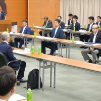 成田空港の機能協会実現に向けた滑走路新増設推進協議会が県庁で開かれ、話し合うＮＡＡや県などの関係者ら＝２６日、千葉市中央区