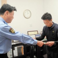 戸村署長（左）から感謝状を受け取る花村さん＝２１日