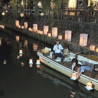 夢や願い事を書いた灯籠を川に流す参加者＝２３日夜、香取市
