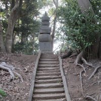 サツマイモ試作で史跡　康胤の首塚と伝わる五輪塔　京成幕張駅（京成線）　【駅から２ｋｍのおもしろ散歩　千葉地理学会】