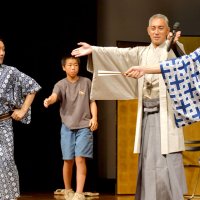 市川團十郎白猿さん、襲名記念クロックを成田市へ寄贈　式典で中学生に歌舞伎指導