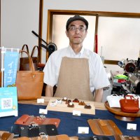 中山参道に活気生む拠点　市川、昭和の旧写真館利用　第１号ショップ革製品販売店　なかやまＢＡＳＥ