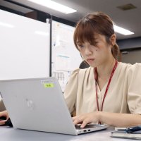 矢来さんは人事部の仕事をこなしながら、練習に励んでいる（千葉興業銀行提供）
