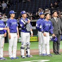 試合後、応援席にあいさつするＪＦＥ東ナイン