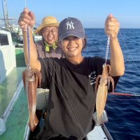 平砂浦沖で釣り上げたスルメイカ（写真は「萬栄丸」提供）
