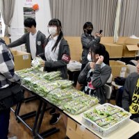 文化祭で販売された「まずい棒　メロンパン風味」＝千葉市稲毛区