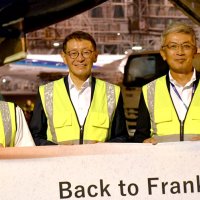 日本貨物航空の本間社長（中央）ら