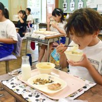 白子町産の新米を食べる児童＝１０日、同町立南白亀小