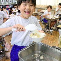 もちもち新米　児童にっこり　白子小中で新米給食