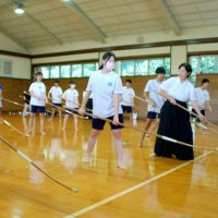 人気再燃なぎなた授業で　市原の市東中３年生　基本動作、真剣に学ぶ