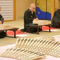 成田山新勝寺　早くも護摩札作り　平安願い筆入れ　正月用に６０万体