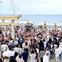 五輪会場に神輿一堂　威勢良く浜降り、町に活気　一宮　上総十二社祭り