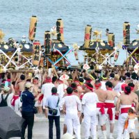 波打ち際で神輿を差し上げる担ぎ手ら＝１３日、一宮町