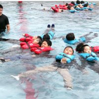 海の安全、着衣水泳学ぶ　嶺南小で海保出前授業　南房総