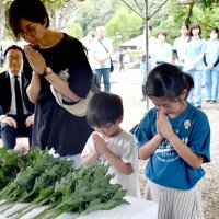 動物たちの魂追悼　来園者ら献花、手合わせる　市川市動植物園で慰霊祭