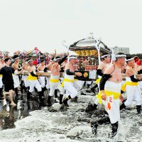【写真多数】「汐ふみ」漁師町熱気　神輿、一斉に荒海へ　いすみ　大原はだか祭り