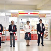 オープンを祝い、コンビニの前でテープカットする勝又校長ら関係者＝２５日、松戸市