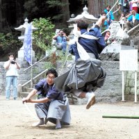 勇壮な技、見物客魅了　三島の棒術　頼朝伝説、息合わせ４演目　文化の秋、伝統舞う　君津