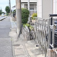 【詳報】園児含む１１人搬送、運転手死亡　幼稚園バスが住宅に突っ込む　付近住民「ドカンと衝撃音」　鎌ケ谷