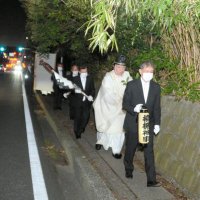 国道２９７号沿いを進む行列。ご神体を囲う絹垣が最後尾に＝２０日夜、市原市