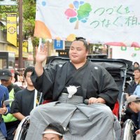 琴勝峰関、柏で優勝パレード　「これからも柏盛り上げる」　市民ら１万２千人集い祝福