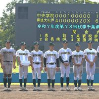 ３年ぶり２度目の優勝を決めた専大松戸ナイン＝５日、県総合ＳＣ