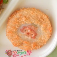 芝山町キャラクターのしばっこくんがプリントされたコロッケ