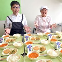 芝山町制施行７０周年給食の献立を考案した石井料理長と栄養教諭の小野塚さん＝２日