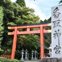 約１００年ぶりに建て替え工事が完成し、壮麗かつ優美な見た目の大鳥居＝３日、香取市の香取神宮