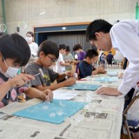 図形の不思議、つかめる水…　科学って面白い！　佐倉高生　染井野小で実験教室　