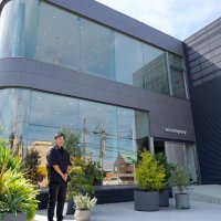 市街地の通り沿いに位置するトラヤのライブオフィス外観
