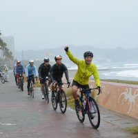 波打ち際の海浜プロムナードを走る参加者＝鴨川市

