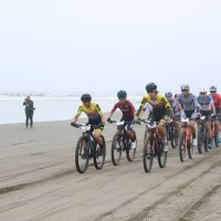 自転車、サッカー、テニス…　砂浜でスポーツ堪能　九十九里