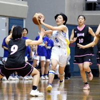 女子　幕張総合－千葉英和　攻め込む幕張総合の北見（中央）＝船橋アリーナ
