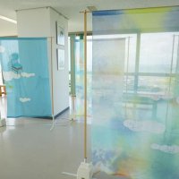 景色が透けて見える稲森さんのろうけつ染め作品＝旭市の飯岡刑部岬展望館
