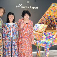 ストリートピアノお披露目の場に登場した（右から）ｆｕｃｏさん、わたなべさん、瀬戸口さん
