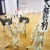 猫が列をなす「大猫行列」＝旭市のサンモール１階